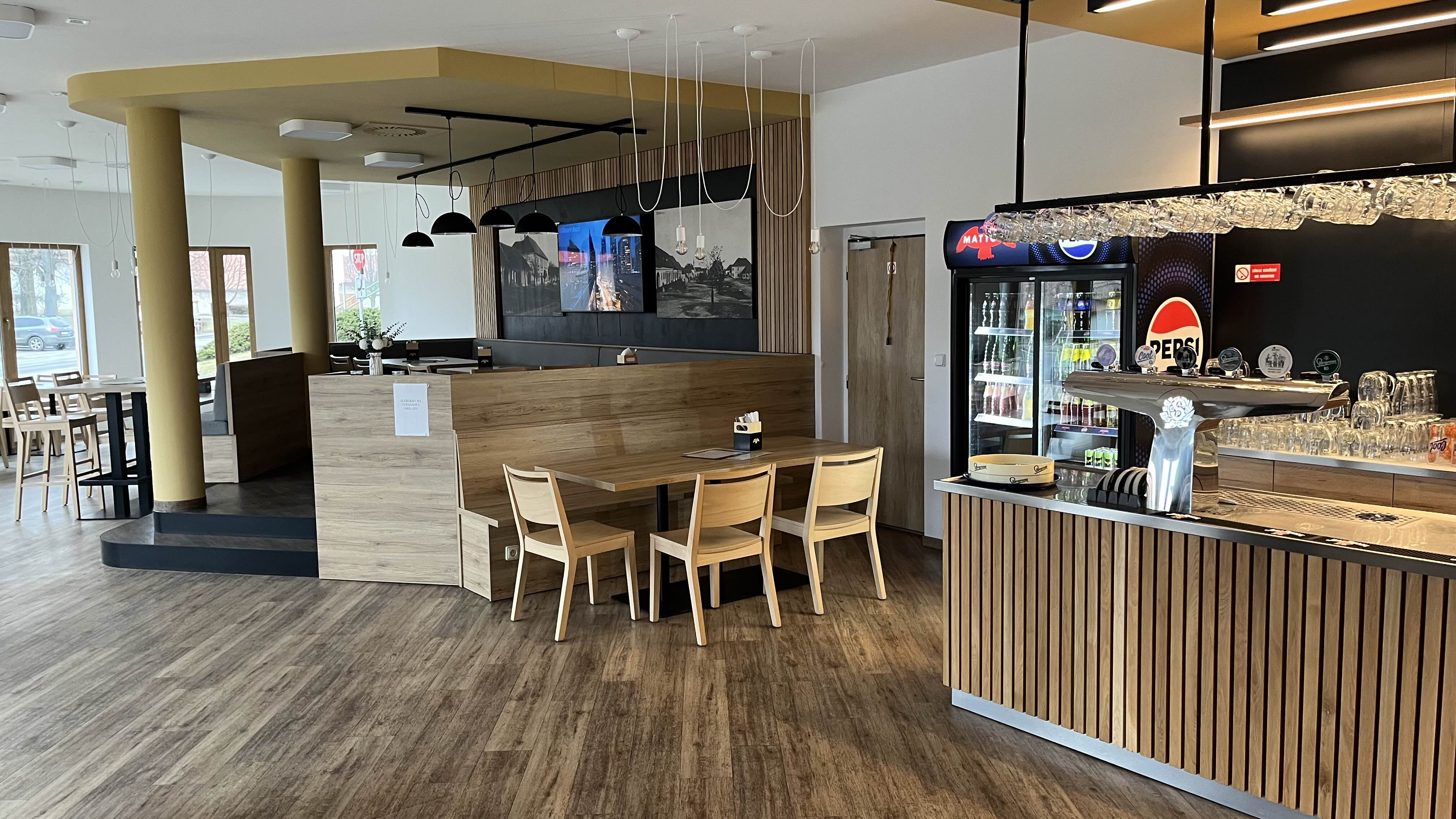 Celkový pohled do interiéru restaurace